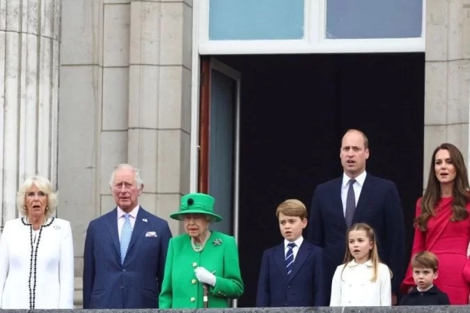 Princesa Charlotte e príncipe George estampam cartão de Natal